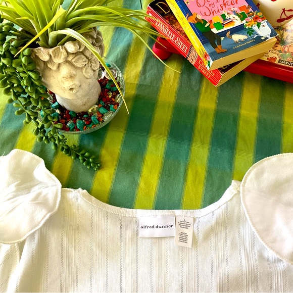 Beautiful top with seashell motif and lovely detailing with buttons & beads. - Picture 5 of 7